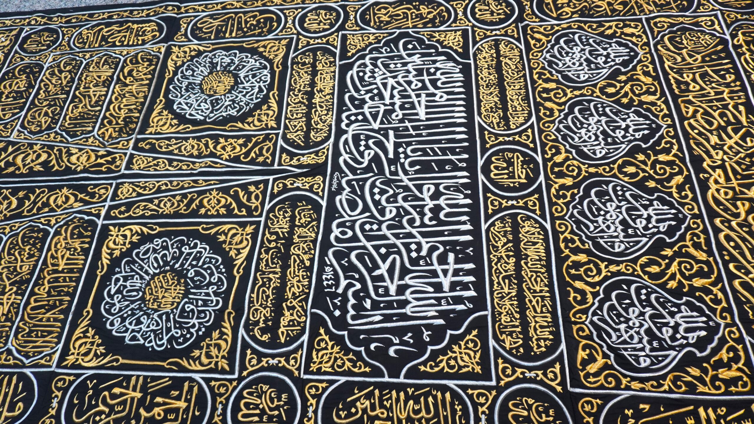 Original Kaaba Door Curtain Kiswah – Multazam Area (1446 Hijri) | King Salman Period Islamic Sacred Fabric - Image 5