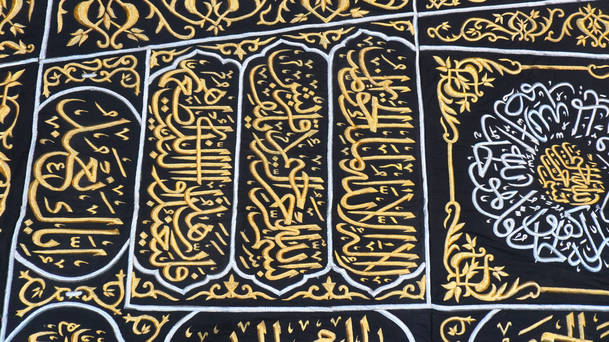 Original Kaaba Door Curtain Kiswah – Multazam Area (1446 Hijri) | King Salman Period Islamic Sacred Fabric - Image 6